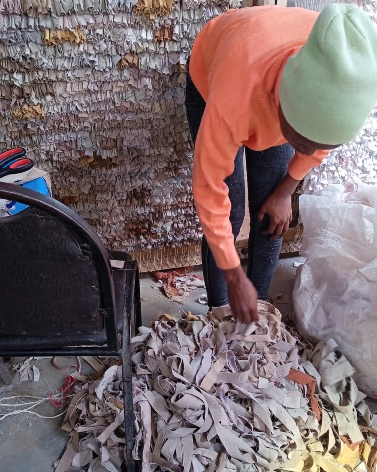 Sorting textile waste
